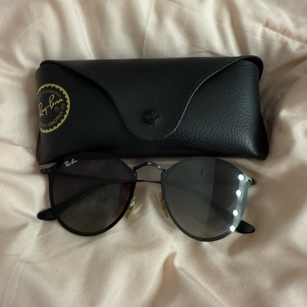 Ray-Ban Black Round Sunglasses with Case